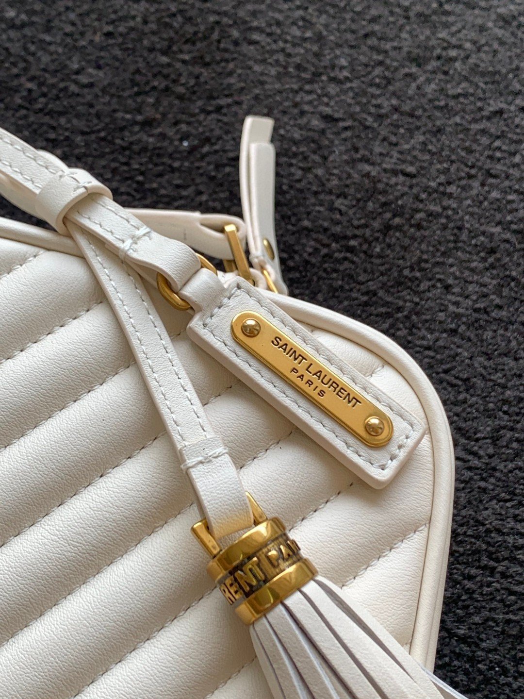 超A貨YSL聖羅蘭包包 lou絎縫皮革相機袋 Saint Laurent Monogram肩背袋 米白色