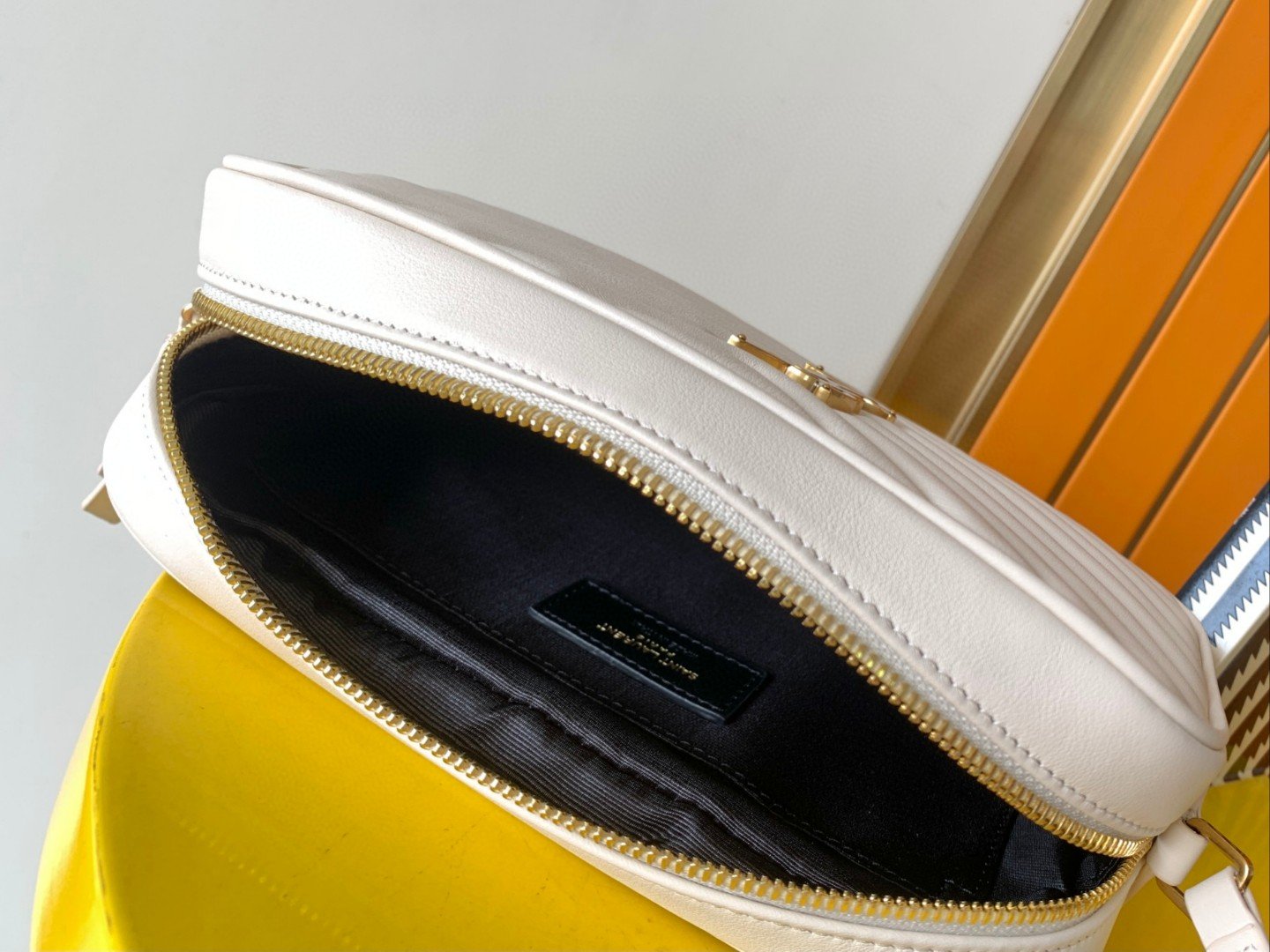 超A貨YSL聖羅蘭包包 lou絎縫皮革相機袋 Saint Laurent Monogram肩背袋 米白色