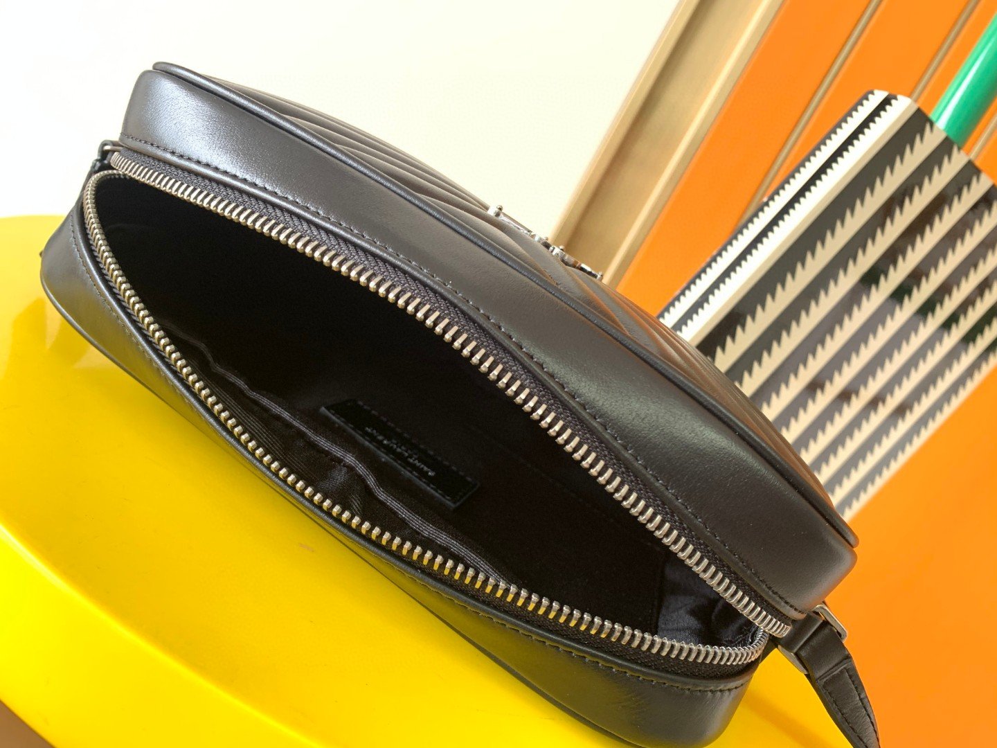 超A貨YSL聖羅蘭包包 lou絎縫皮革相機袋 Saint Laurent Monogram肩背袋 黑色銀扣