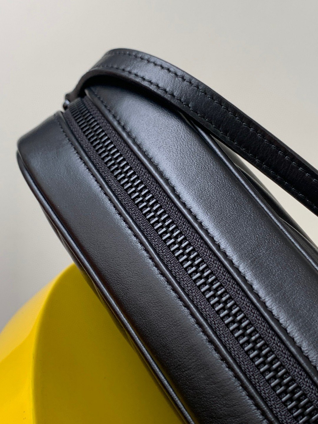 超A貨YSL聖羅蘭包包 lou絎縫皮革相機袋 Saint Laurent Monogram肩背袋 黑色黑扣