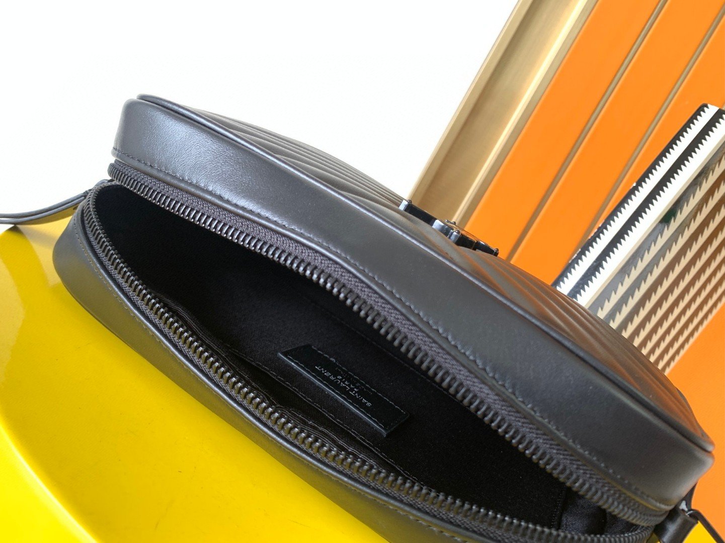 超A貨YSL聖羅蘭包包 lou絎縫皮革相機袋 Saint Laurent Monogram肩背袋 黑色黑扣