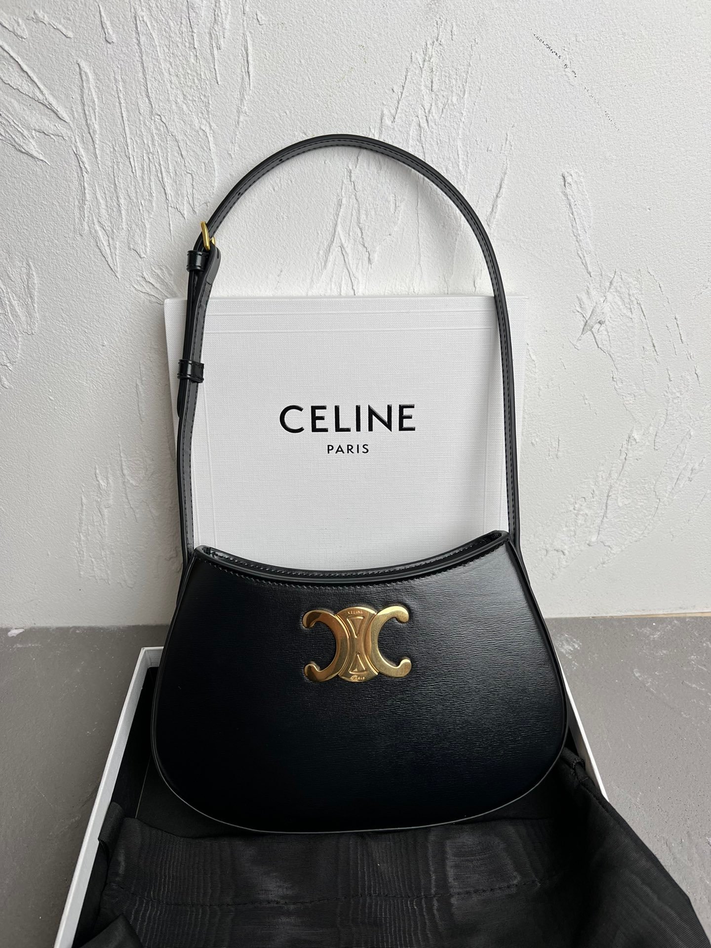 Celine賽琳高仿復刻原單包包 CELINE 2024 TILLY中號亮澤牛皮革手袋 黑色