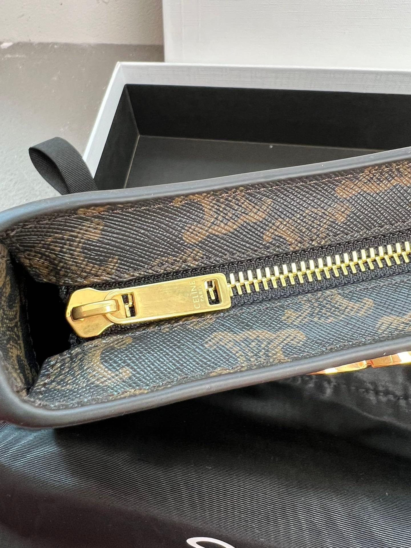 Celine賽琳高仿復刻原單包包 CELINE 2024 TILLY中號亮澤牛皮革手袋 花紋