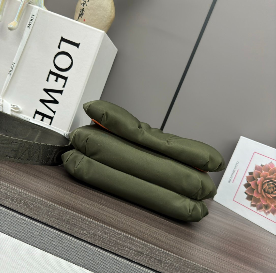 loewe羅意威頂級高仿復刻A貨包包 單肩包尼龍Puffer Goya手袋緑色
