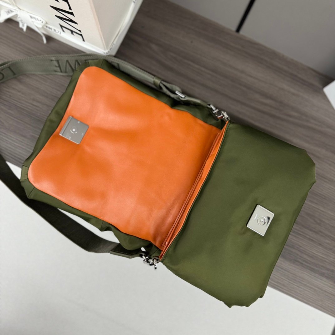 loewe羅意威頂級高仿復刻A貨包包 單肩包尼龍Puffer Goya手袋緑色