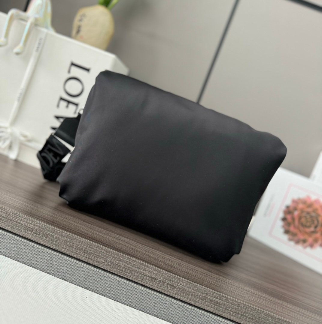 loewe羅意威頂級高仿復刻A貨包包 單肩包尼龍Puffer Goya郵差黑色