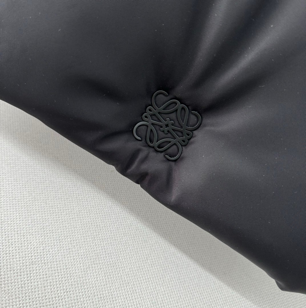 loewe羅意威頂級高仿復刻A貨包包 單肩包尼龍Puffer Goya郵差黑色