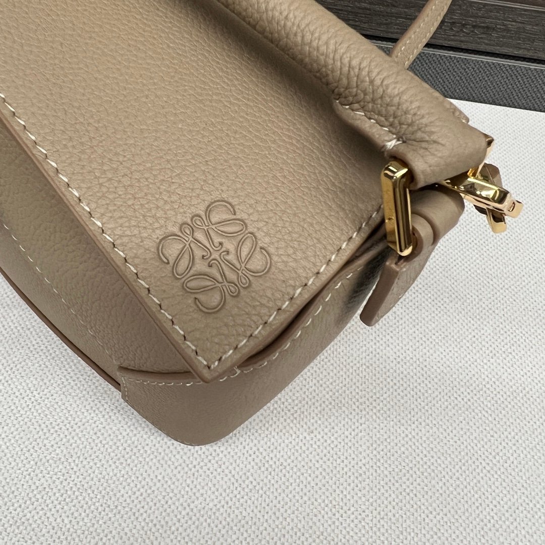 loewe羅意威高仿超A貨複刻柔軟粒面牛皮革Puzzle Edge手袋 沙色/荔紋 