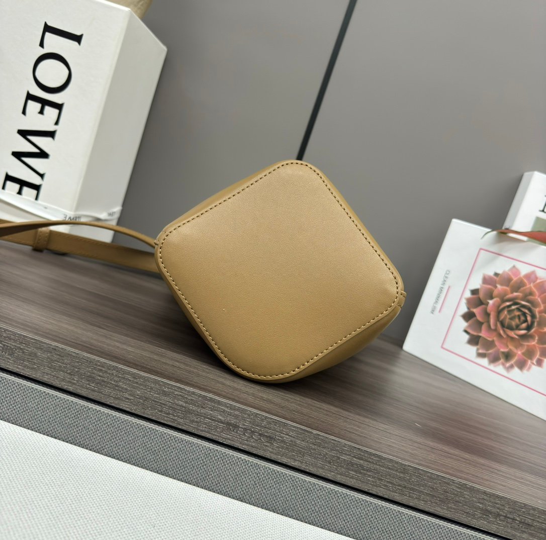 loewe羅意威高仿複刻包包 mini柔軟牛皮革Pebble Bucket水桶包橡木棕