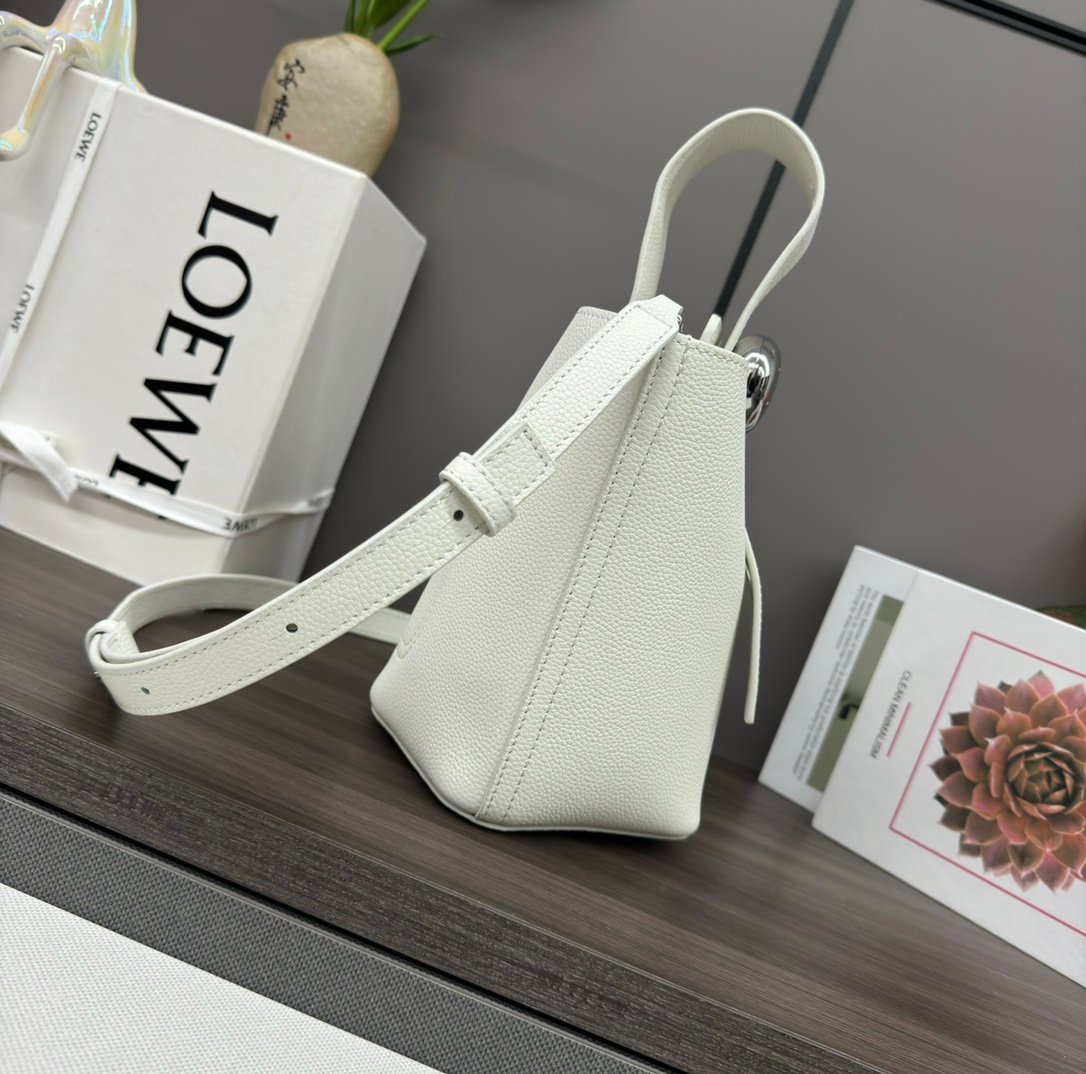loewe羅意威高仿複刻包包 mini柔軟牛皮革Pebble Bucket水桶包 米白荔紋