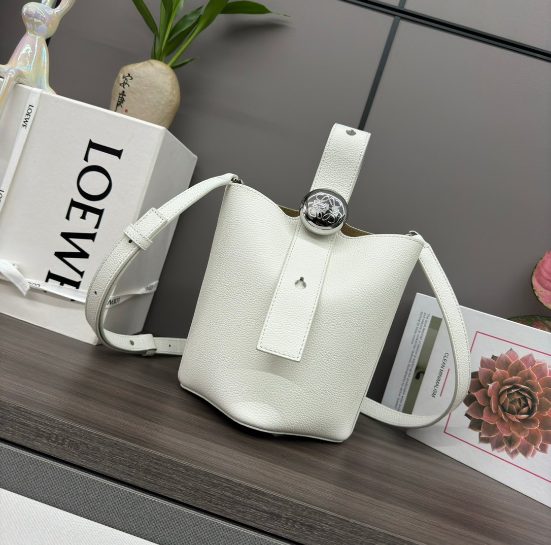 loewe羅意威高仿複刻包包 mini柔軟牛皮革Pebble Bucket水桶包 米白荔紋