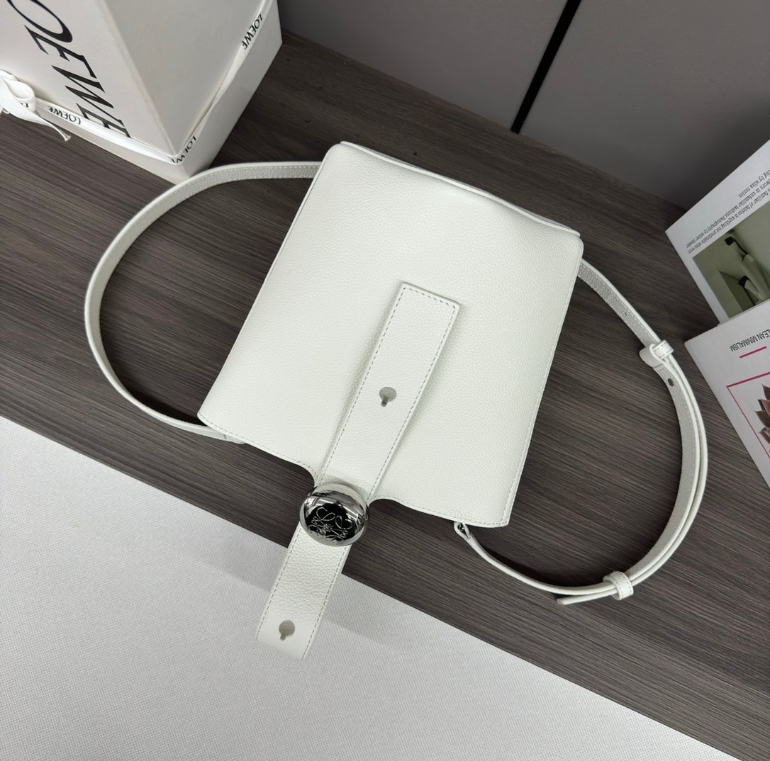 loewe羅意威高仿複刻包包 mini柔軟牛皮革Pebble Bucket水桶包 米白荔紋
