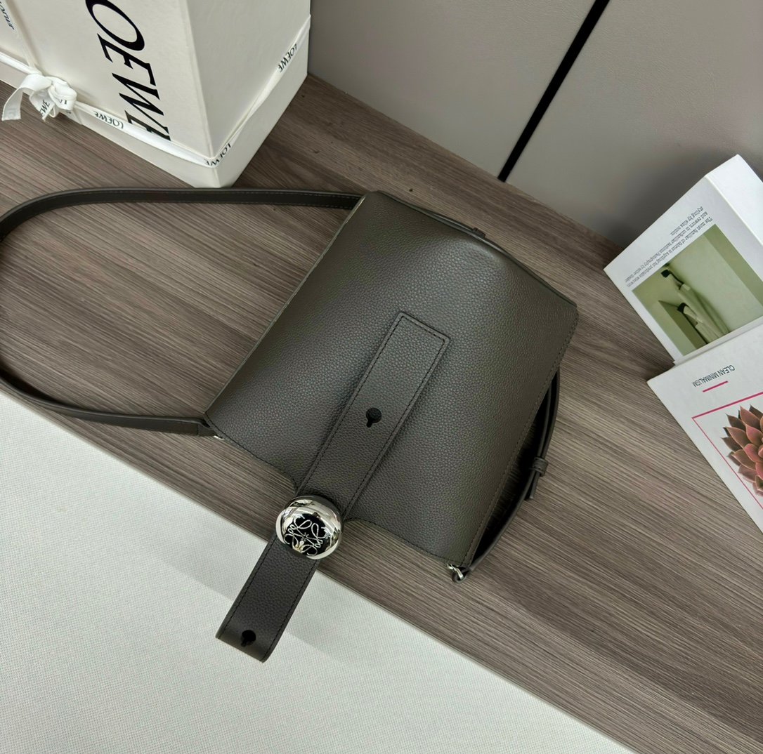 loewe羅意威高仿複刻包包 mini柔軟牛皮革Pebble Bucket水桶包 灰咖/荔
