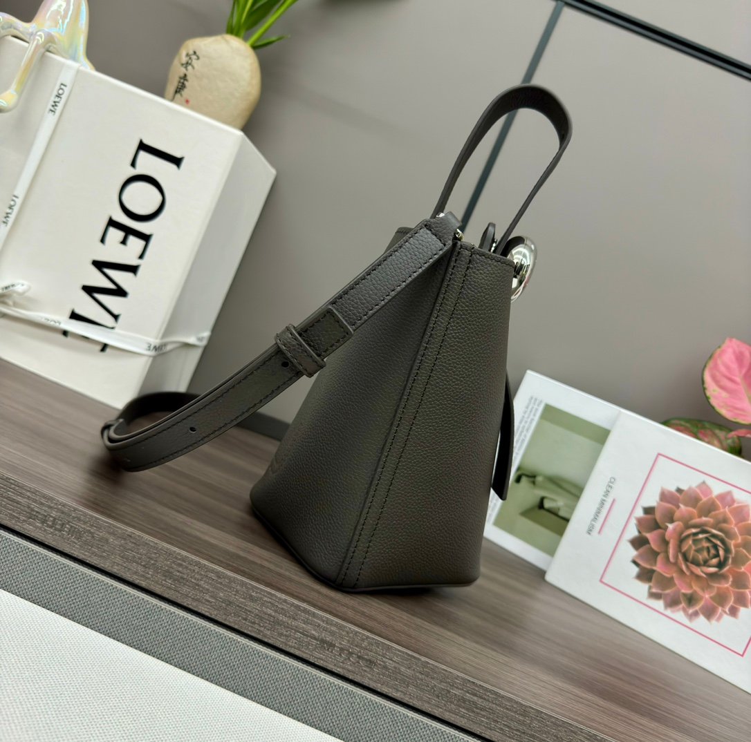 loewe羅意威高仿複刻包包 mini柔軟牛皮革Pebble Bucket水桶包 灰咖/荔