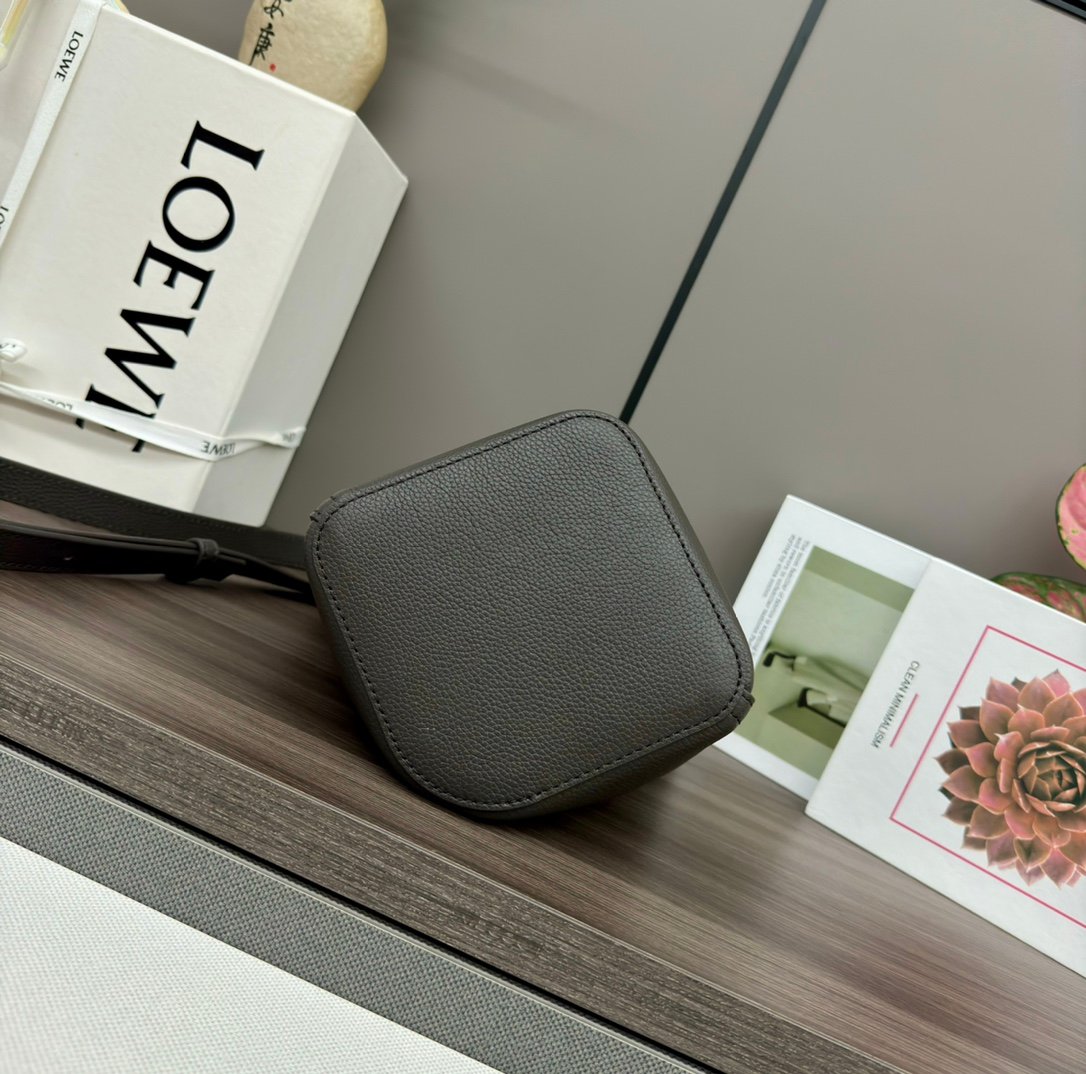 loewe羅意威高仿複刻包包 mini柔軟牛皮革Pebble Bucket水桶包 灰咖/荔