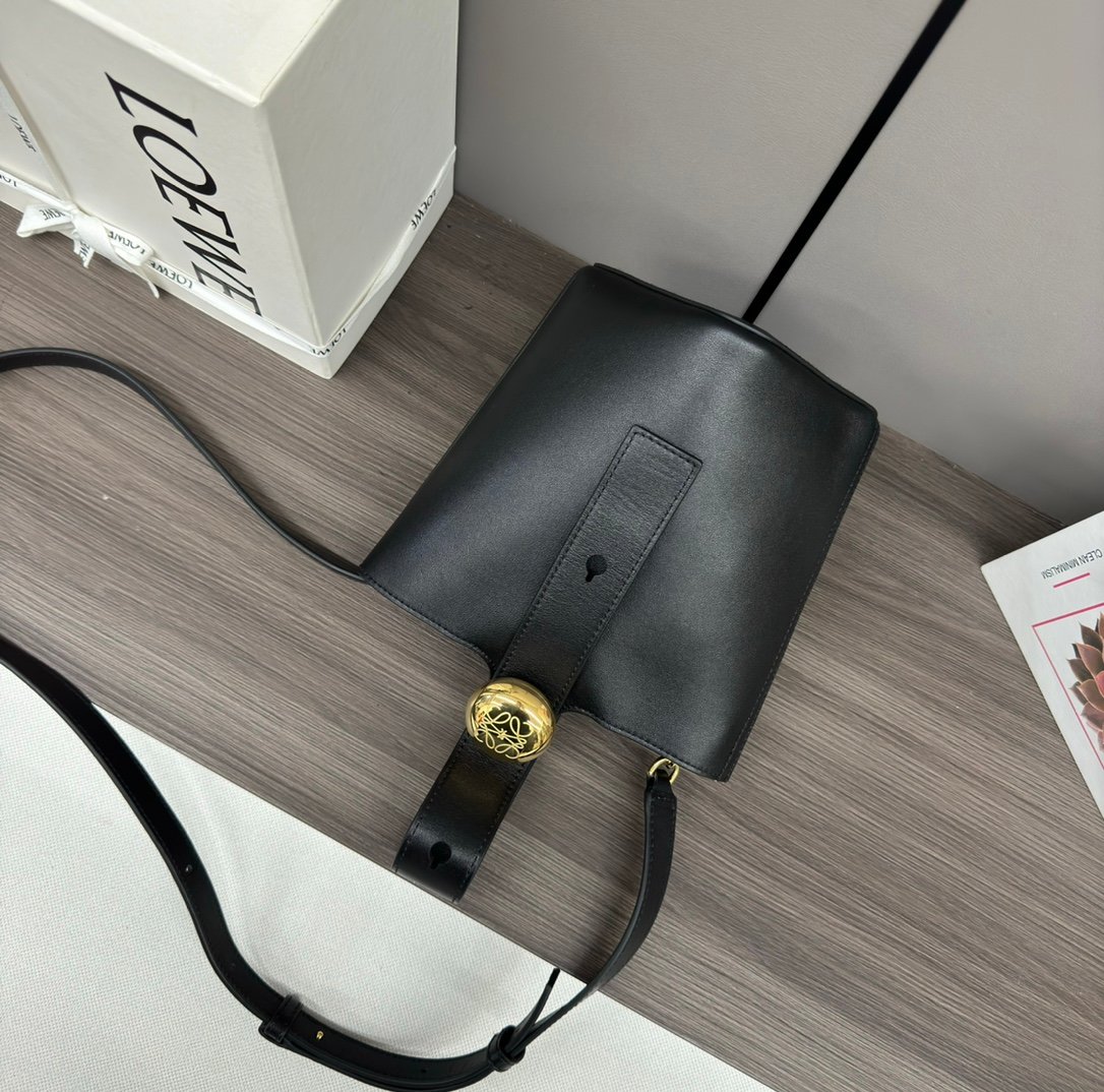 loewe羅意威高仿複刻包包 mini柔軟牛皮革Pebble Bucket水桶包黑色平紋