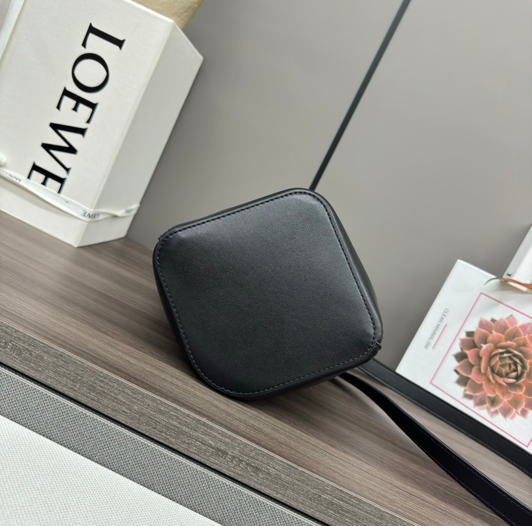 loewe羅意威高仿複刻包包 mini柔軟牛皮革Pebble Bucket水桶包黑色平紋