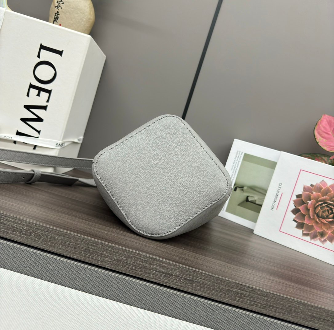 loewe羅意威高仿複刻包包 mini柔軟牛皮革Pebble Bucket水桶包瀝青灰/荔