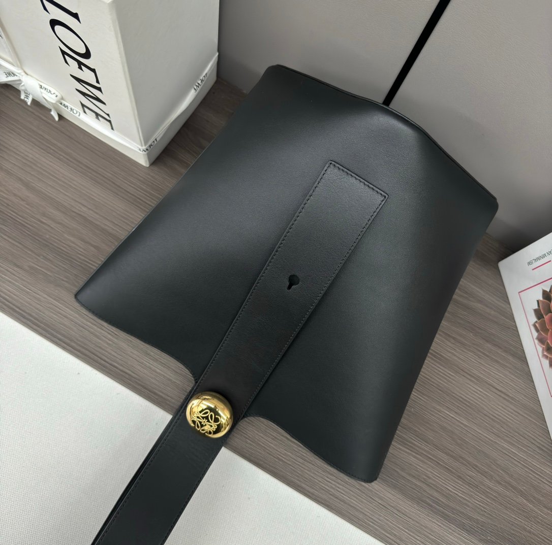 loewe羅意威高仿複刻包包 中號柔軟牛皮革Pebble Bucket水桶包 黑色