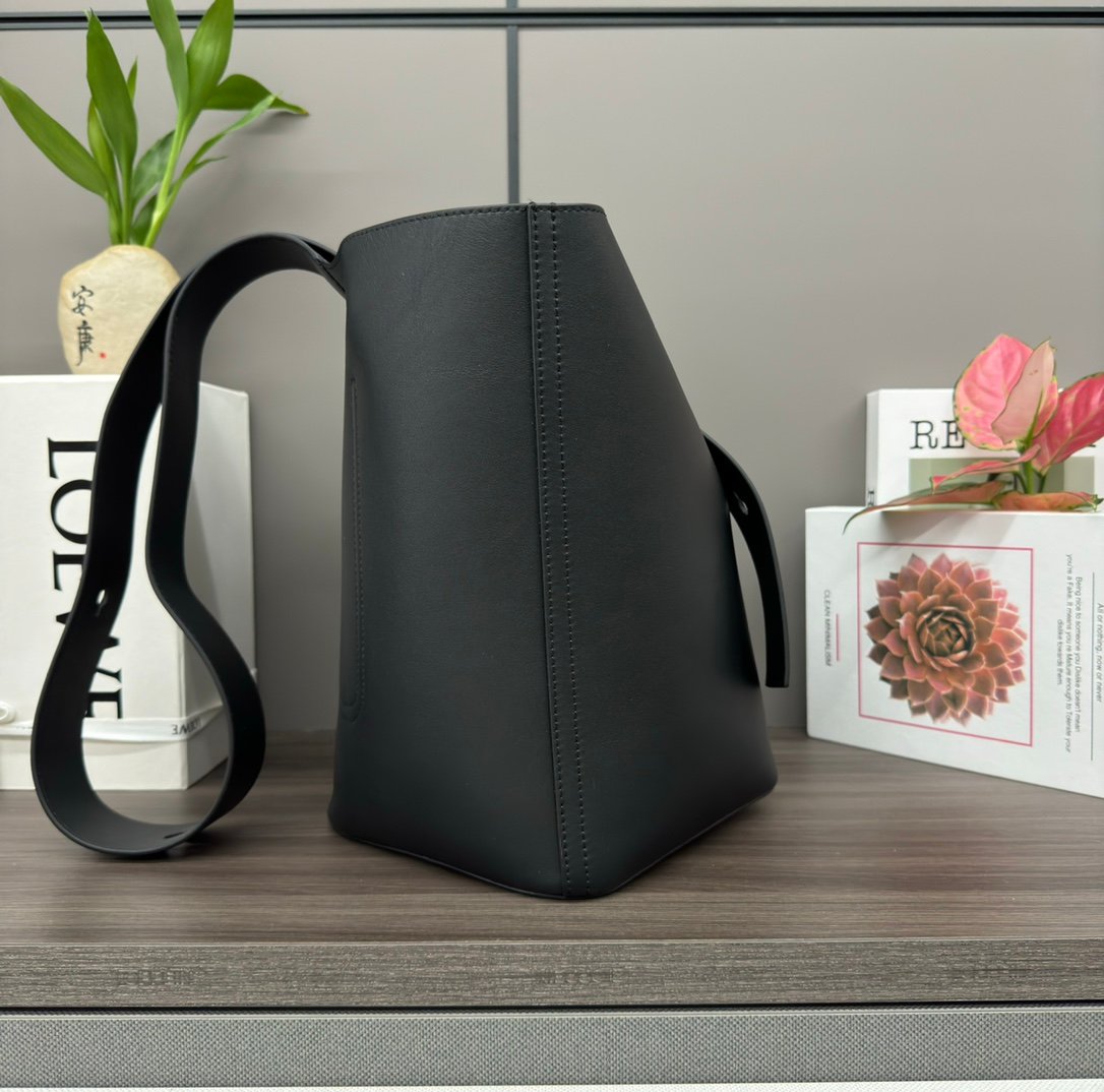 loewe羅意威高仿複刻包包 中號柔軟牛皮革Pebble Bucket水桶包 黑色