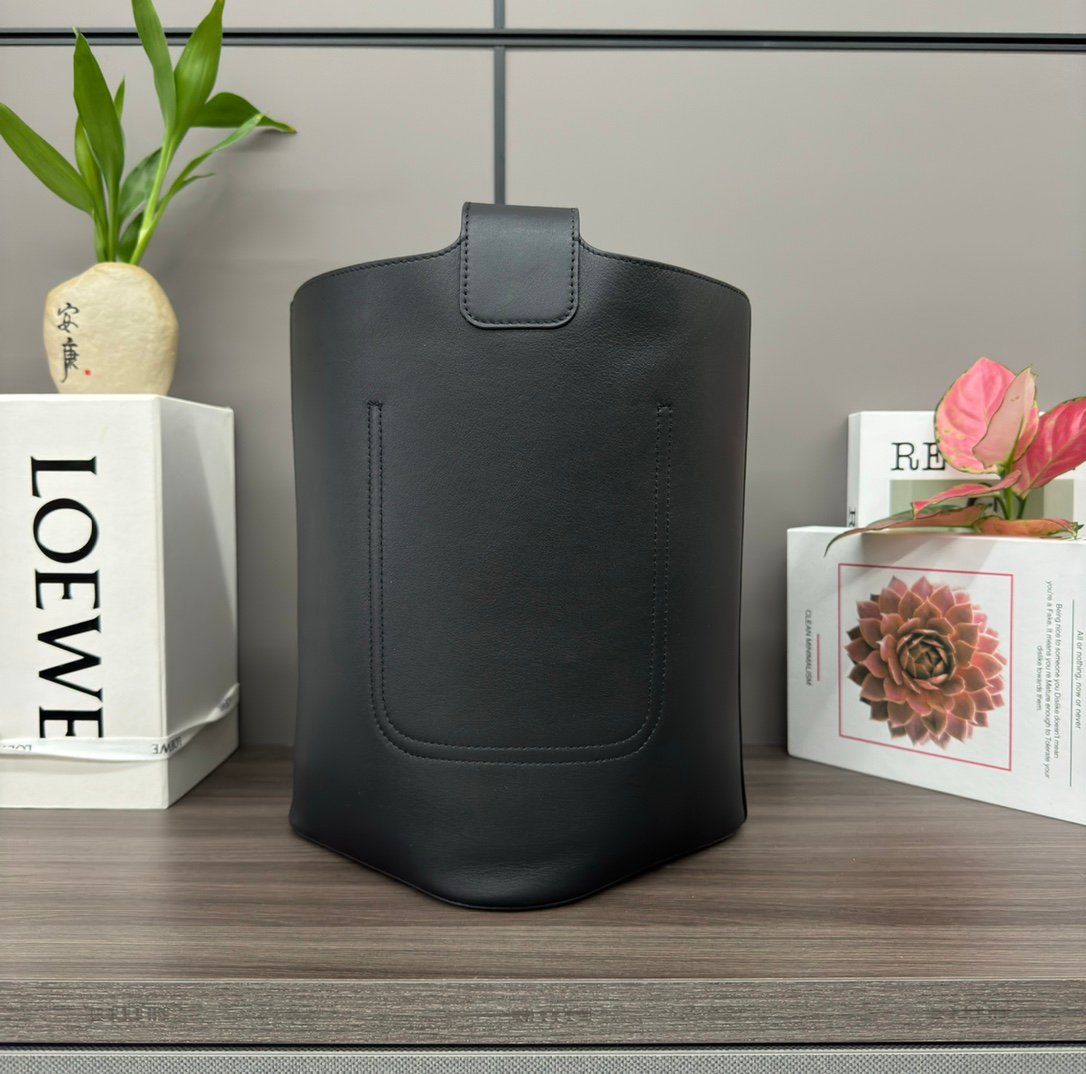 loewe羅意威高仿複刻包包 中號柔軟牛皮革Pebble Bucket水桶包 黑色
