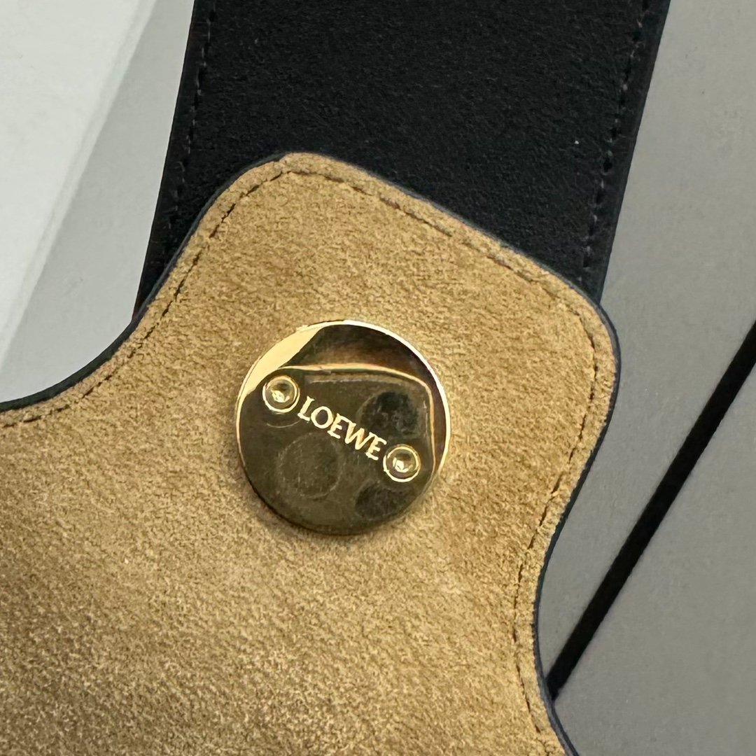 loewe羅意威高仿複刻包包 中號柔軟牛皮革Pebble Bucket水桶包 黑色