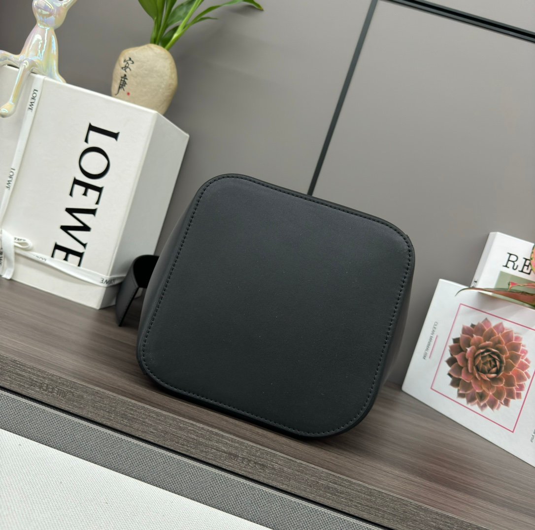 loewe羅意威高仿複刻包包 中號柔軟牛皮革Pebble Bucket水桶包 黑色
