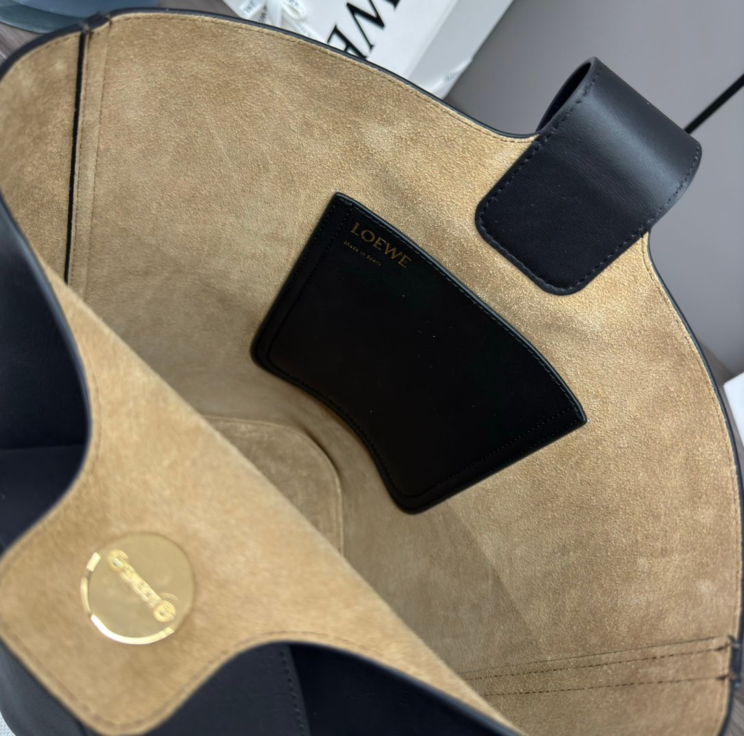 loewe羅意威高仿複刻包包 中號柔軟牛皮革Pebble Bucket水桶包 黑色