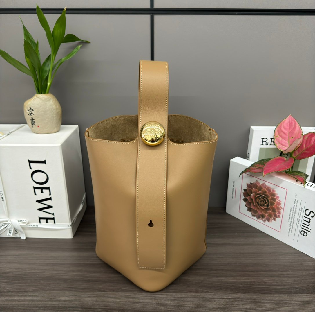 loewe羅意威高仿複刻包包 中號柔軟牛皮革Pebble Bucket水桶包橡木棕