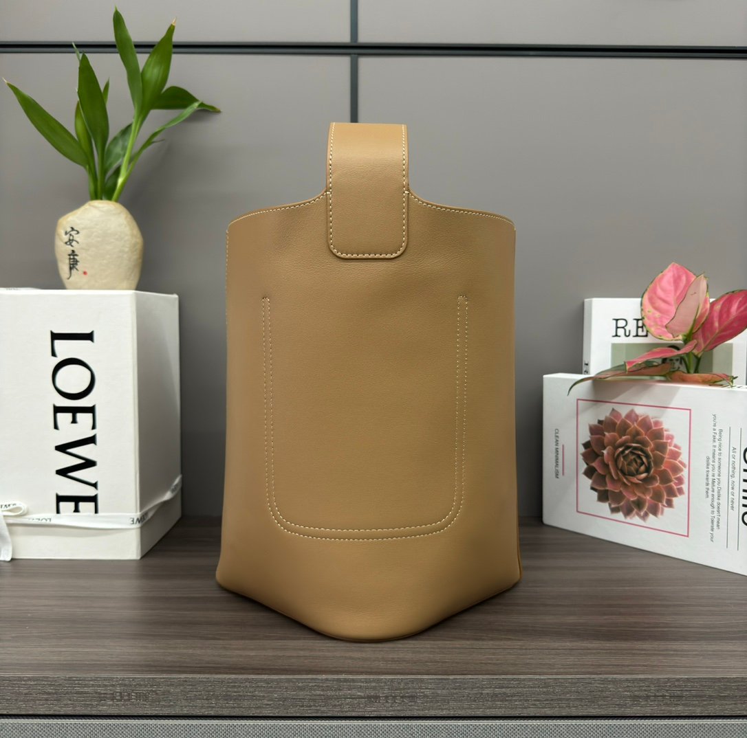 loewe羅意威高仿複刻包包 中號柔軟牛皮革Pebble Bucket水桶包橡木棕