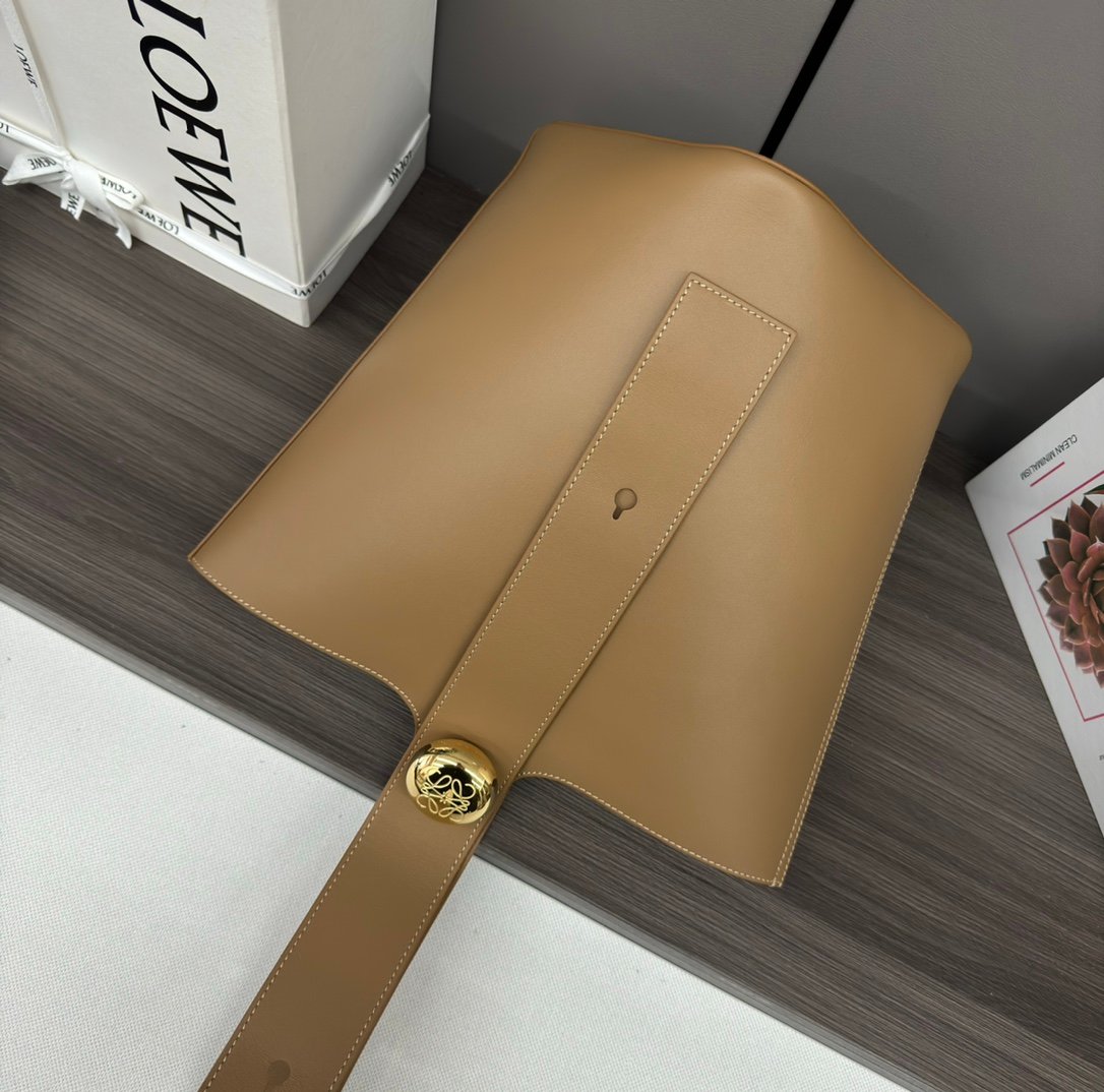 loewe羅意威高仿複刻包包 中號柔軟牛皮革Pebble Bucket水桶包橡木棕