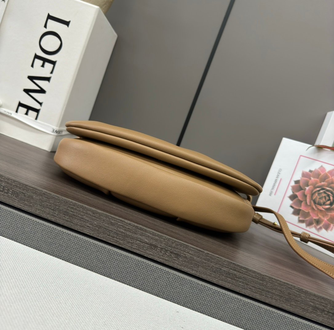 loewe羅意威精仿超A貨包包 新款 闪亮纳帕牛皮革Paseo包 橡木棕
