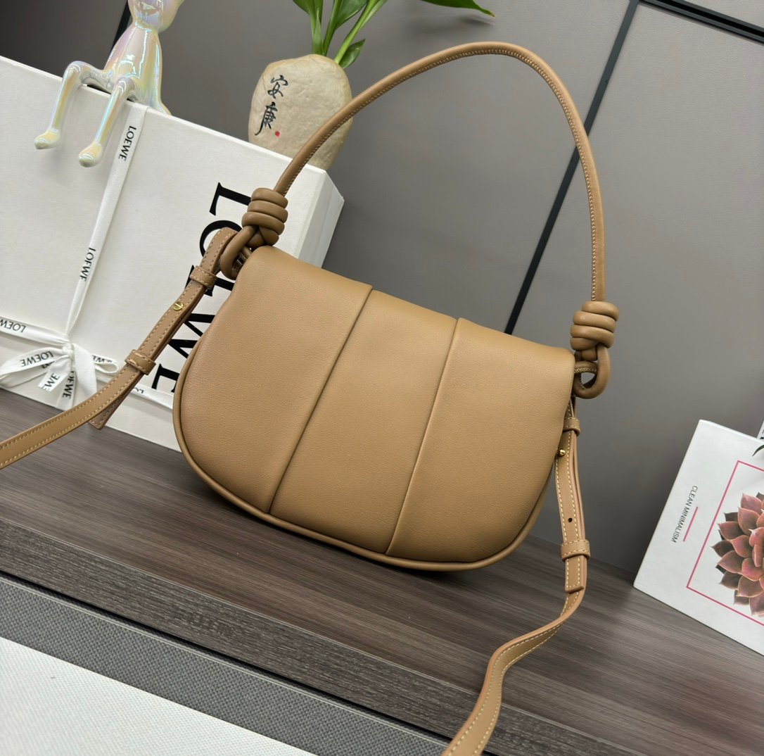 loewe羅意威精仿超A貨包包 新款 闪亮纳帕牛皮革Paseo包 橡木棕