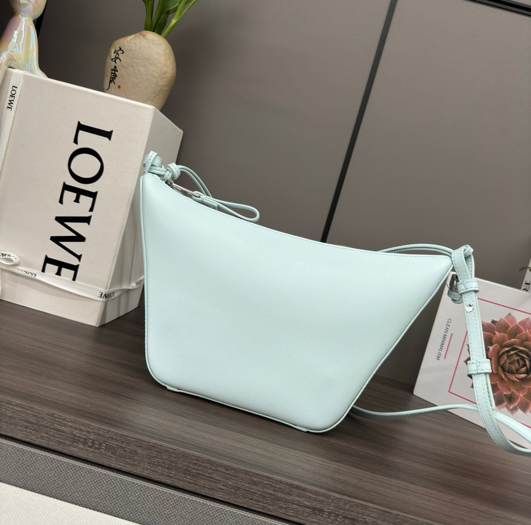 loewe羅意威高仿A貨包包 經典牛皮革Hammock hobo手袋 冰山藍