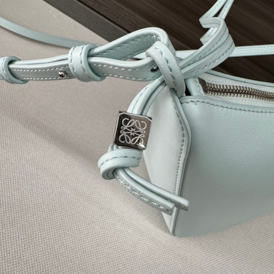 loewe羅意威高仿A貨包包 經典牛皮革Hammock hobo手袋 冰山藍
