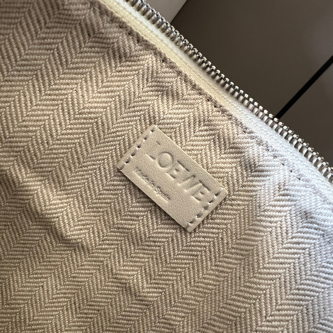loewe羅意威高仿A貨包包 經典牛皮革Hammock hobo手袋 柔白色