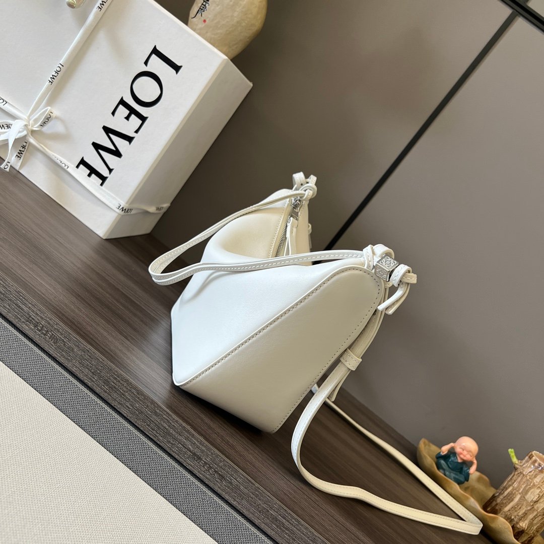 loewe羅意威高仿A貨包包 經典牛皮革Hammock hobo手袋 柔白色