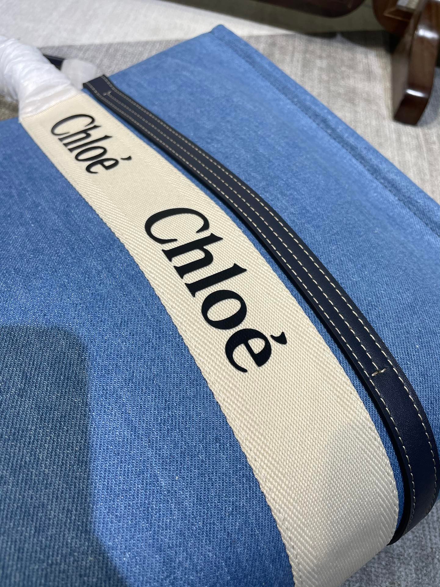 複刻名牌包Chloe蔻依 Chloé標識刺繡牛仔布 Woody大號托特包