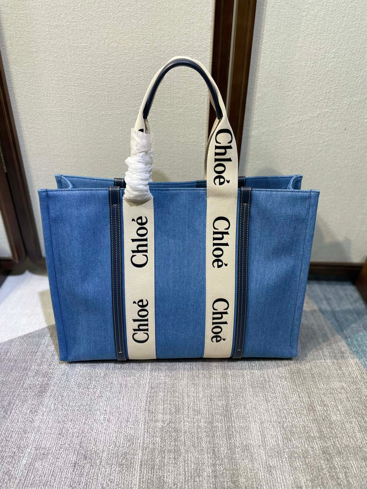 複刻名牌包Chloe蔻依 Chloé標識刺繡牛仔布 Woody大號托特包
