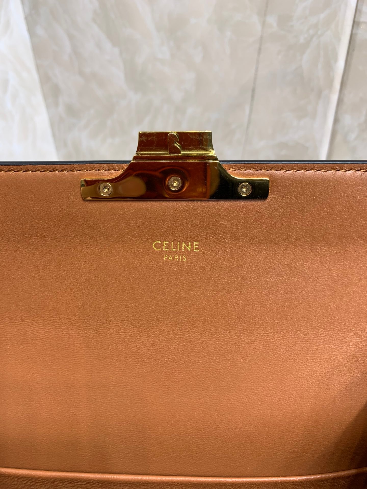 高仿奢侈品包Celine賽琳單肩包 標誌印花及牛皮革CLAUDE肩揹袋 深褐色金標