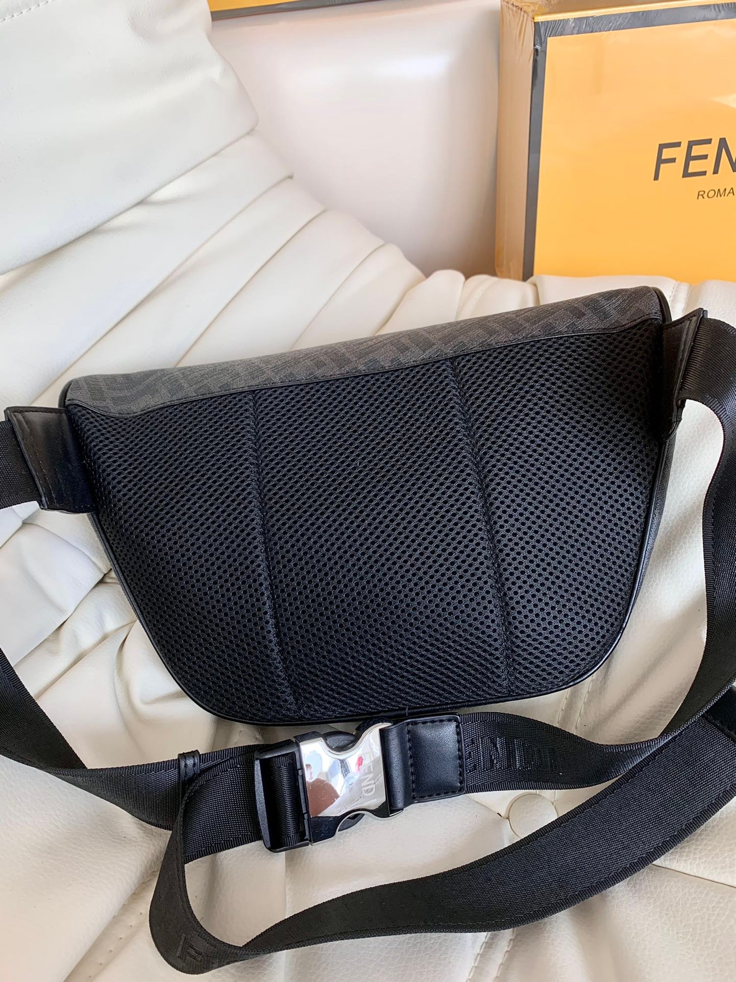 頂級高仿芬迪Fendi包包黑色斜跨包新品 男女同款