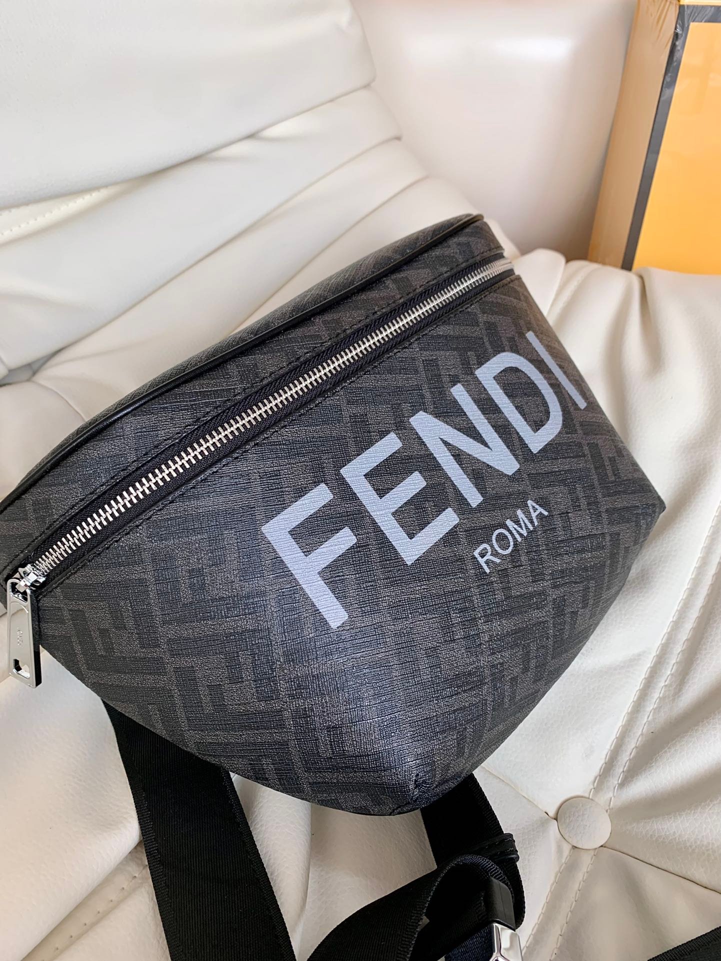 頂級高仿芬迪Fendi包包黑色斜跨包新品 男女同款
