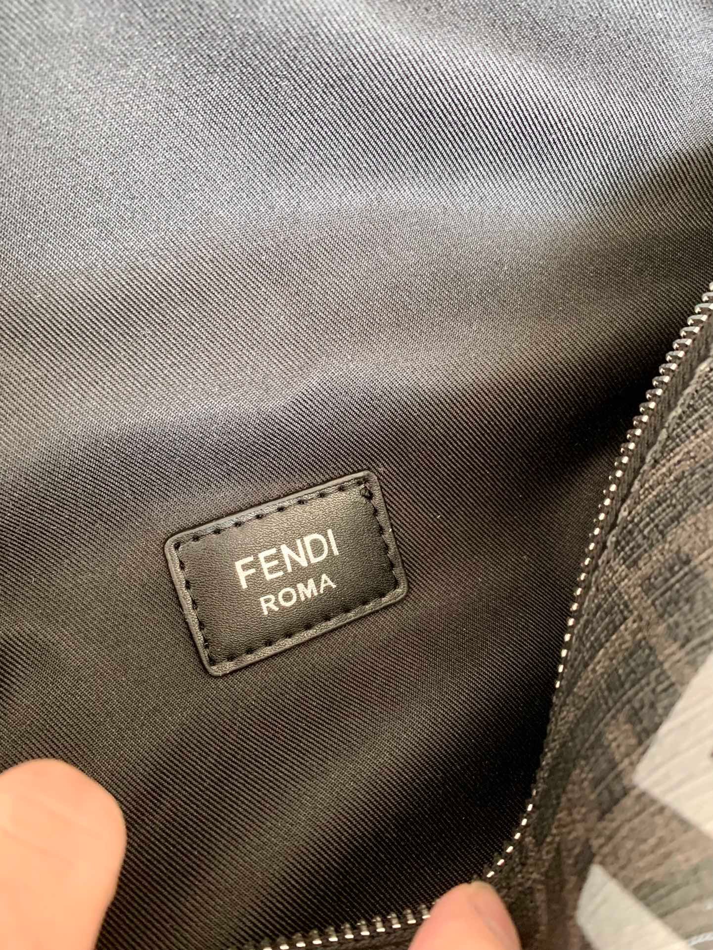 頂級高仿芬迪Fendi包包黑色斜跨包新品 男女同款