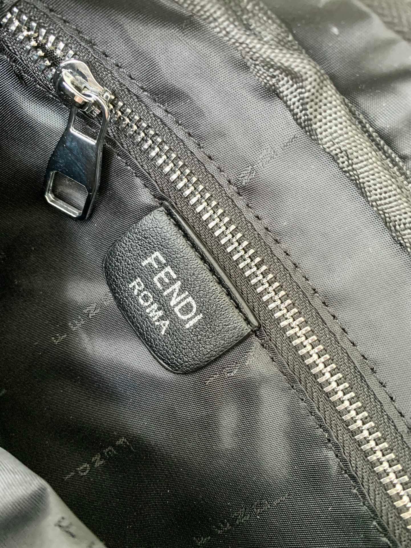 納帕皮頂級復刻Fendi高仿包包斜跨包mini