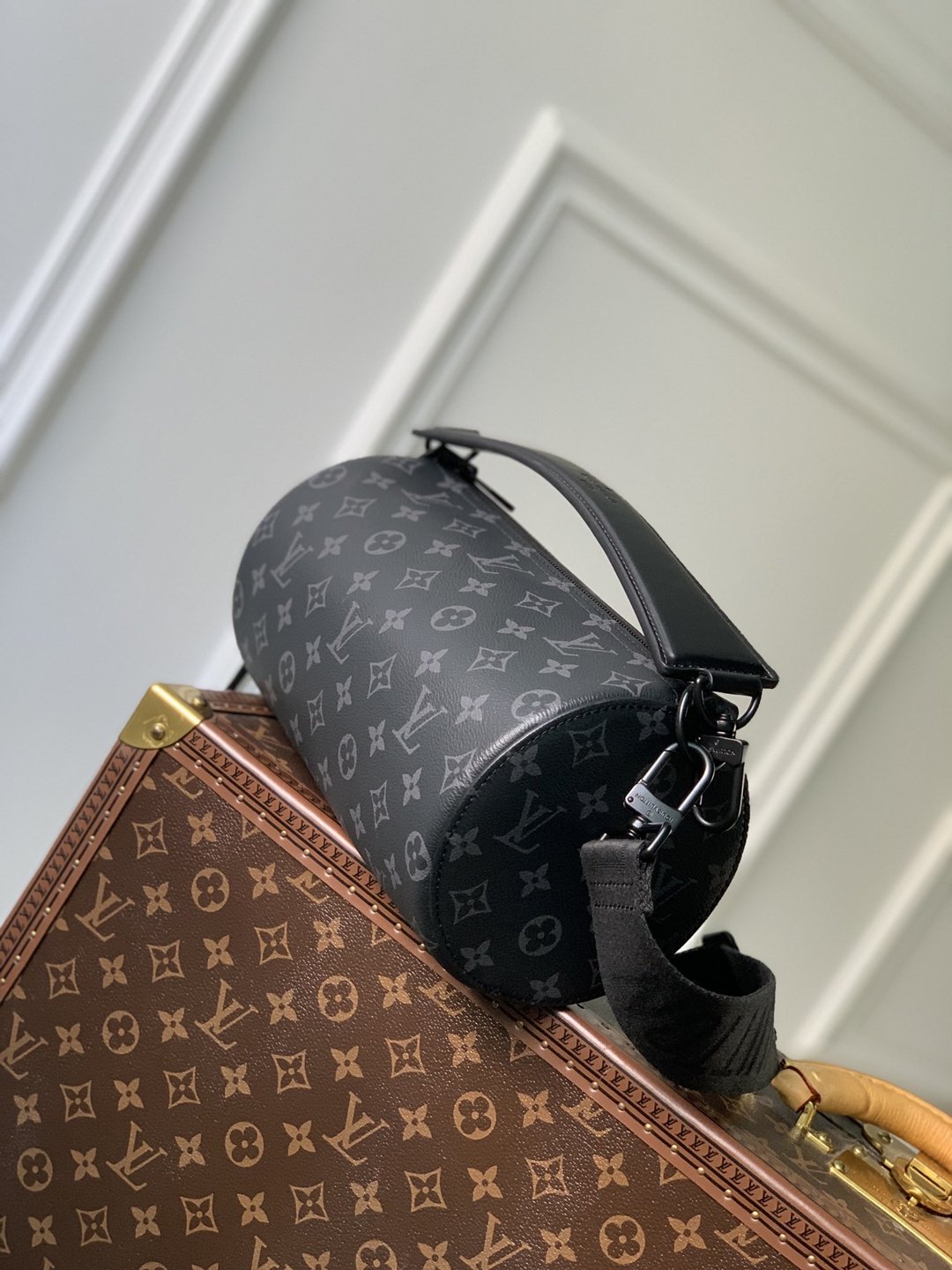 M46692黑花 系列 精品A貨LV 圓筒包 單肩包