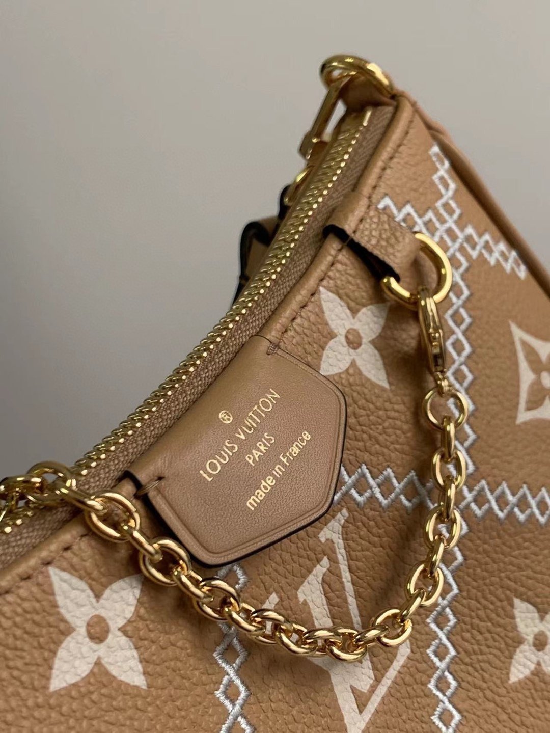 M80349路易威登 LV頂級高仿手提袋 Easy Pouch On Strap