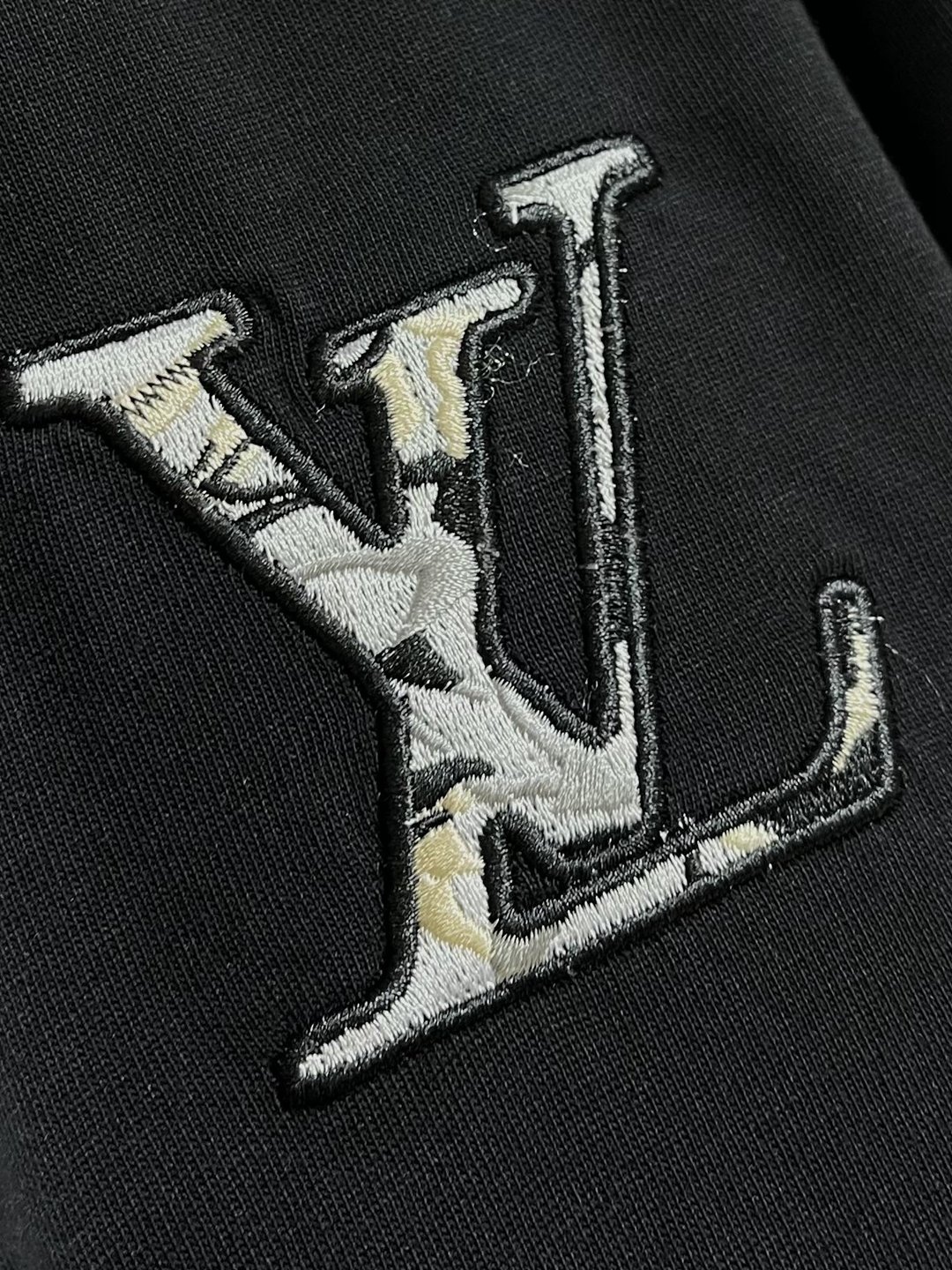 大logo設計 原廠出品 頂級原單高仿衣服 LV圓領短袖T恤 男女同款