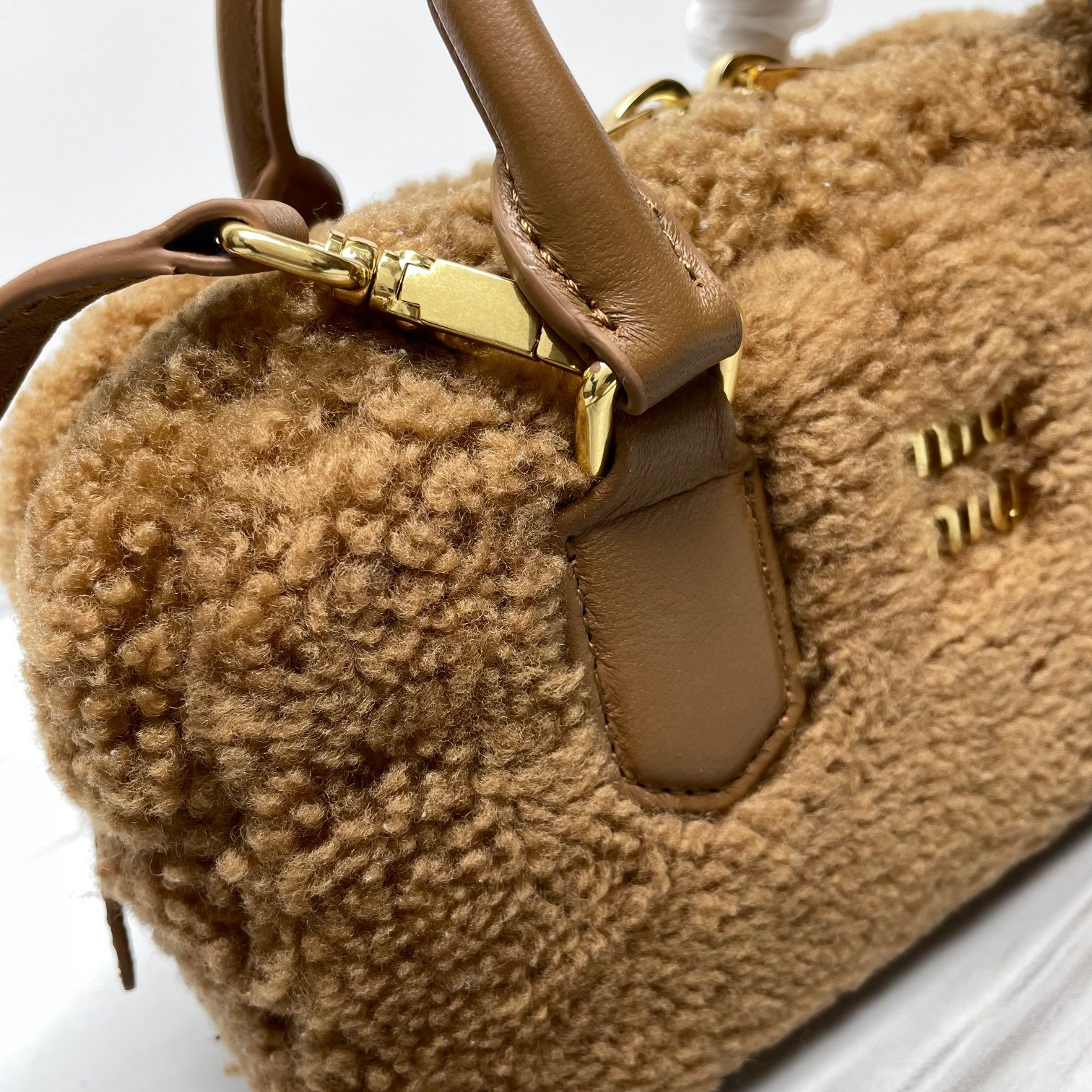 複刻名牌包Miu Miu缪缪 保齡球包包手提包 小號棕色羊羔毛
