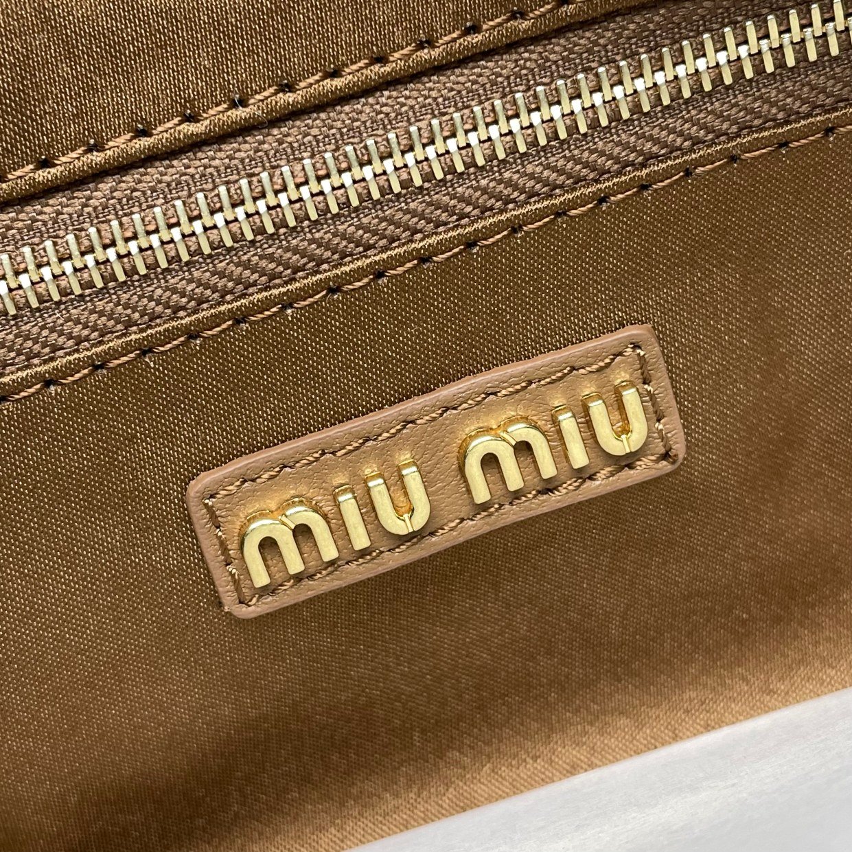 複刻名牌包Miu Miu缪缪 保齡球包包手提包 小號棕色羊羔毛