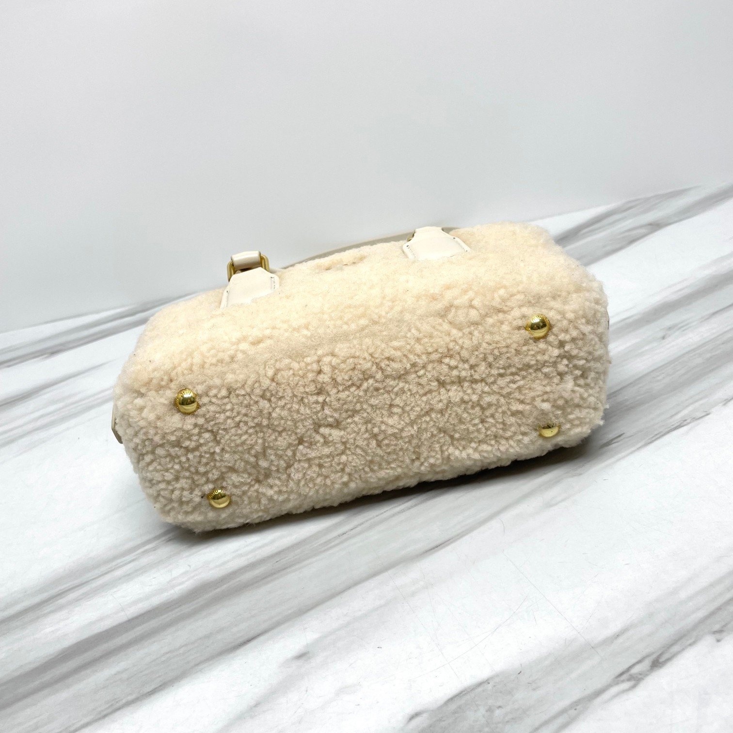 複刻名牌包Miu Miu缪缪 保齡球包包手提包 小號白色羊羔毛